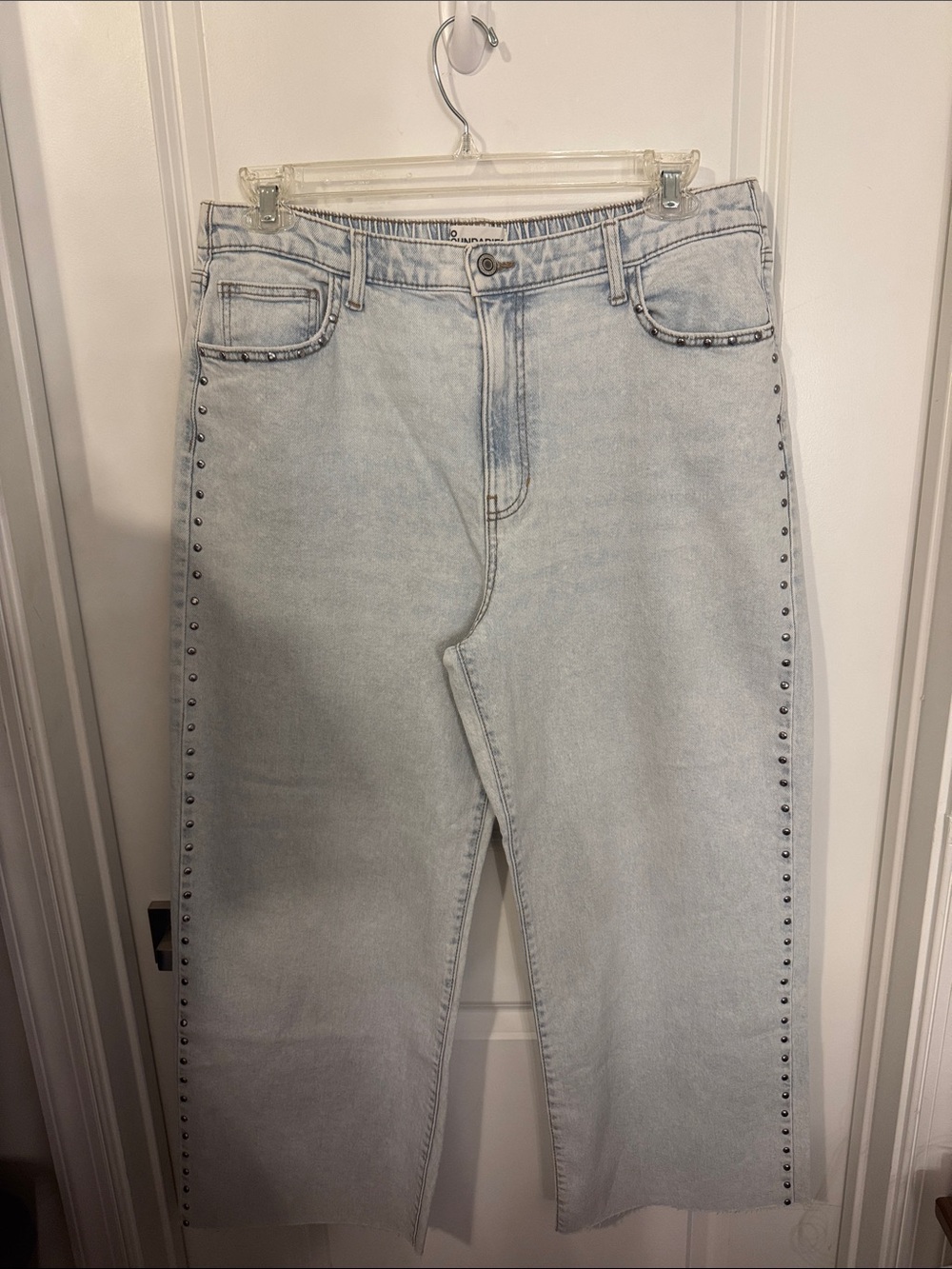 No Boundaries Light Wash Stud-Trim Cropped Jeans